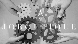 Persone che tengono ingranaggi per rappresentare l’allineamento e la collaborazione nella selezione del personale