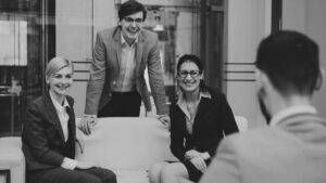 Testo alternativo: Un team di professionisti in ufficio che collabora attivamente, rappresentando i valori e la cultura aziendale dell'Employer Value Proposition.